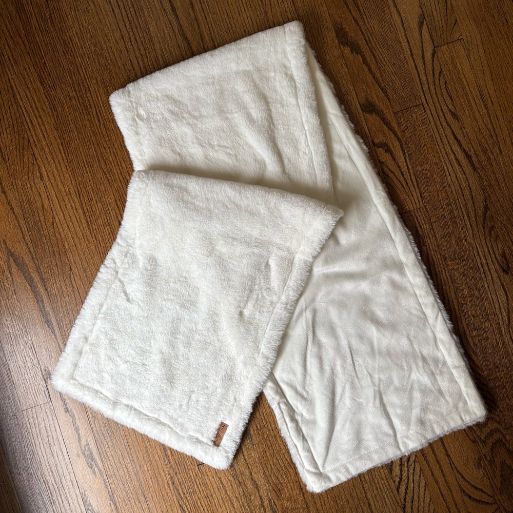Koolaburra by UGG White Faux Fur Wrap Stole